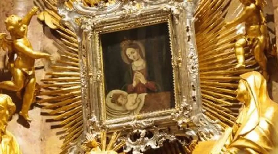 La imagen de la Virgen María llorando lágrimas de sangre en el día de San Patricio