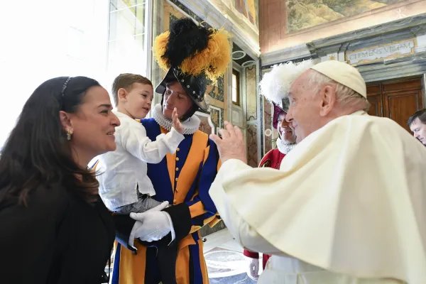 El Papa Francisco se reunió con miembros de la Guardia Suiza y sus familias en el Palacio Apostólico antes del juramento de los nuevos reclutas el 6 de mayo de 2023. Vatican Media