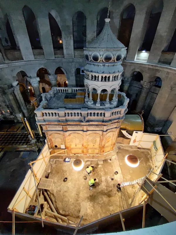 Excavaciones en la zona norte de la rotonda, junto a la Capilla Copta, en la Basílica del Santo Sepulcro.  Créditos: Archivo Universitario La Sapienza